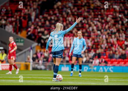 Liverpool, Großbritannien. Sonntag, 13. Oktober 2024, Barclays Women’s Super League: Liverpool FC Women vs Manchester City Women in Anfield. Alex Greenwood signalisiert ihren Teamkollegen. James Giblin/Alamy Live News. Stockfoto