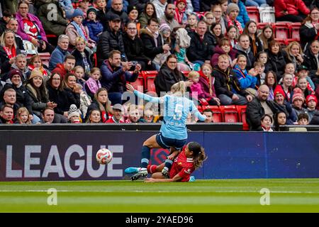 Liverpool, Großbritannien. Sonntag, 13. Oktober 2024, Barclays Women’s Super League: Liverpool FC Women vs Manchester City Women in Anfield. Alex Greenwood wird von Oliver Smith angegriffen. James Giblin/Alamy Live News. Stockfoto