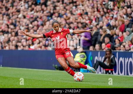 Liverpool, Großbritannien. Sonntag, 13. Oktober 2024, Barclays Women’s Super League: Liverpool FC Women vs Manchester City Women in Anfield. Taylor Hinds mit einem Kreuz in die Box. James Giblin/Alamy Live News. Stockfoto