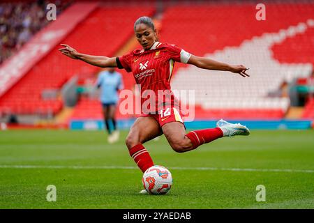 Liverpool, Großbritannien. Sonntag, 13. Oktober 2024, Barclays Women’s Super League: Liverpool FC Women vs Manchester City Women in Anfield. Taylor Hinds mit einem Schuss. James Giblin/Alamy Live News. Stockfoto