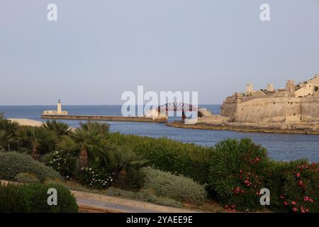 St. Elmo-Brücke. Wellenbrecher. Valletta. Malta. stadtblick. Stockfoto