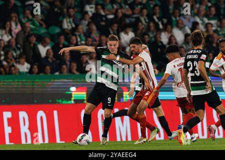 Viktor Gyokeres, Baptiste Roux während des Spiels der Liga Portugal zwischen den Teams Sporting CP und AVS Futebol SAD im Estadio Jose Alvalade (Maciej Rogowski) Stockfoto