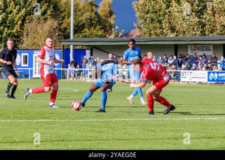 Warrington Rylands gegen Stockton Town. NPL Premier Division. Ntumba Massanka kontrolliert den Ball in einem Fußballspiel Stockfoto