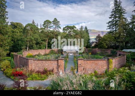 LINGHOLM, KESWICK, GROSSBRITANNIEN - 11. SEPTEMBER 2024. Ein Panoramablick auf den runden formalen ummauerten Garten auf dem Lingholm Estate in der Nähe von Keswick im Stockfoto