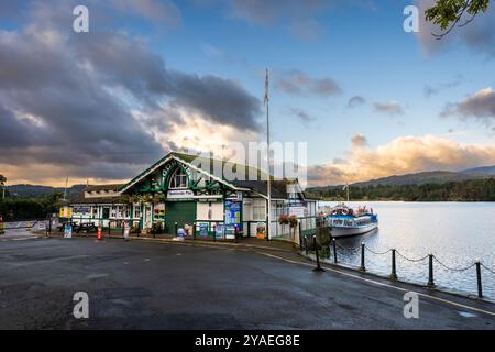 WATERHEAD, AMBLESIDE, GROSSBRITANNIEN - 11. SEPTEMBER 2024. Ambleside Pier am Waterhead am nördlichen Ende des Lake Windermere und Fähre mit dramatischem Himmel und Stockfoto