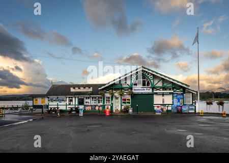 WATERHEAD, AMBLESIDE, GROSSBRITANNIEN - 11. SEPTEMBER 2024. Ambleside Pier am Waterhead am nördlichen Ende des Lake Windermere und Fähre mit dramatischem Himmel und Stockfoto