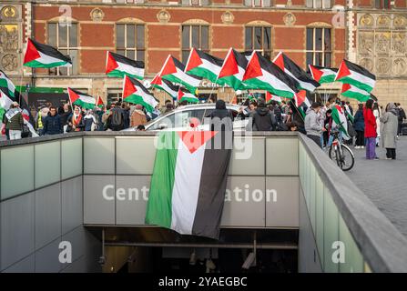 Amsterdam, Niederlande, 13.10.2024, Pro - palästinensische Demonstranten mit palästinensischen Flaggen vor dem Amsterdamer Hauptbahnhof Stockfoto