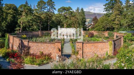 LINGHOLM, KESWICK, GROSSBRITANNIEN - 12. SEPTEMBER 2024. Ein Panoramablick auf den runden formalen ummauerten Garten auf dem Lingholm Estate in der Nähe von Keswick im Stockfoto