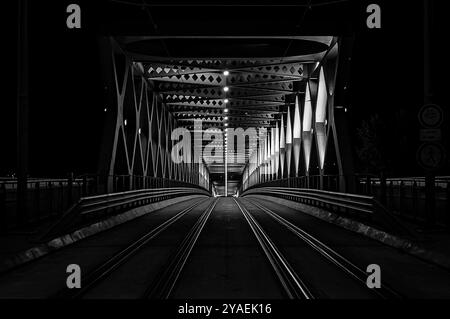 Der Eingang zur Brücke mit den Bratislavaer Straßenbahnschienen, die die Donau überqueren und die historische Stadt mit der neuen Stadt verbinden Stockfoto