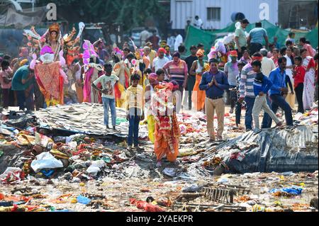 Neu-Delhi, Indien. Oktober 2024. NOIDA, INDIEN – 13. OKTOBER: Devotees tauchen das Idol der Göttin Durga am letzten Tag des Durga Puja Festivals im Sektor 25A am 13. Oktober 2024 in Noida, Indien, in eine künstliche Grube ein. (Foto: Sunil Ghosh/Hindustan Times/SIPA USA) Credit: SIPA USA/Alamy Live News Stockfoto