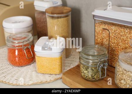 Verschiedene Getreidesorten, Samen und Hülsenfrüchte in Behältern auf Lichttisch Stockfoto