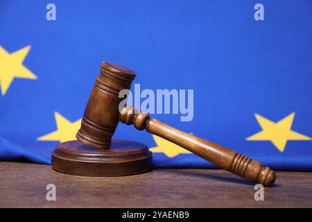 Der Hammer des Richters und die Flagge der Europäischen Union auf dem Holztisch Stockfoto