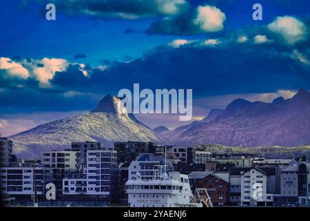 Bodo, Norwegen, 12. September 2024 der majestätische, formschöne Berg überblickt die nördliche Stadt Bodo Stockfoto