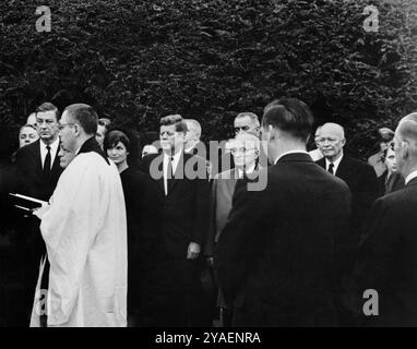 US First Lady Jacqueline Kennedy, US-Präsident John Kennedy und ehemalige US-Präsidenten Harry Truman, Dwight Eisenhower und US-Vizepräsident Lyndon Johnson bei der Beerdigung der ehemaligen US-First Lady Eleanor Roosevelt, Hyde Park, New York, USA, Abbie Rowe, Fotos Des Weißen Hauses, 10. November 1962 Stockfoto