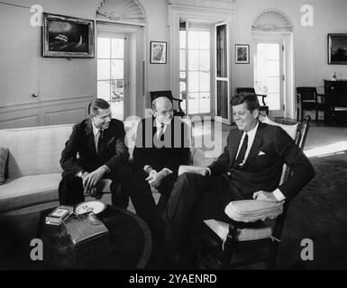 US-Präsident John F. Kennedy (im Schaukelstuhl) trifft sich mit dem US-Verteidigungsminister Robert S. McNamara (links) und dem US-Außenminister Dean Rusk, Oval Office, Weißen Haus, Washington, D.C., USA, Abbie Rowe, Fotos des Weißen Hauses, 10. Dezember, 1962 Stockfoto