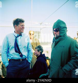 US-Präsident John F. Kennedy (trägt eine PT-109-Nadel an seiner Krawatte) lachte mit Presseminister Pierre Salinger (rechts) während des vierten America's Cup-Rennens von Bord der USS Joseph P. Kennedy, Jr., Newport, Rhode Island, USA, Cecil Stoughton, Fotos Des Weißen Hauses, 22. September 1962 Stockfoto