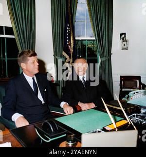 US-Präsident John F. Kennedy trifft sich mit dem Bundeskanzler der Bundesrepublik Deutschland, Dr. Konrad Adenauer, Oval Office, Weißen Haus, Washington, D.C., USA, Cecil Stoughton, Fotos des Weißen Hauses, 14. November, 1962 Stockfoto