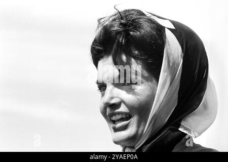 Nahaufnahme eines Porträts der US First Lady Jacqueline Kennedy, der das erste Rennen des America's Cup von Bord der USS Joseph P. Kennedy, Jr., Newport, Rhode Island, USA, beobachtet. Cecil Stoughton, Fotos Des Weißen Hauses, 15. September 1962 Stockfoto