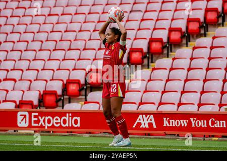 Liverpool, Großbritannien. Sonntag, 13. Oktober 2024, Barclays Women’s Super League: Liverpool FC Women vs Manchester City Women in Anfield. Taylor Hinds nimmt den Wurf an. James Giblin/Alamy Live News. Stockfoto