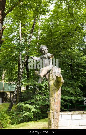 Steinfigur von Cupid im Park. Stockfoto