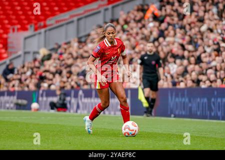 Liverpool, Großbritannien. Sonntag, 13. Oktober 2024, Barclays Women’s Super League: Liverpool FC Women vs Manchester City Women in Anfield. Taylor Hinds mit dem Ball während eines Liverpool-Angriffs. James Giblin/Alamy Live News. Stockfoto