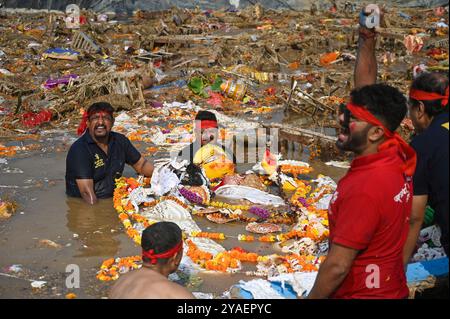 Neu-Delhi, Indien. Oktober 2024. NOIDA, INDIEN – 13. OKTOBER: Devotees tauchen das Idol der Göttin Durga am letzten Tag des Durga Puja Festivals im Sektor 25A am 13. Oktober 2024 in Noida, Indien, in eine künstliche Grube ein. (Foto: Sunil Ghosh/Hindustan Times/SIPA USA) Credit: SIPA USA/Alamy Live News Stockfoto