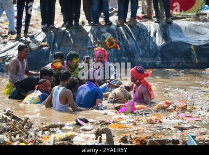 Neu-Delhi, Indien. Oktober 2024. NOIDA, INDIEN – 13. OKTOBER: Devotees tauchen das Idol der Göttin Durga am letzten Tag des Durga Puja Festivals im Sektor 25A am 13. Oktober 2024 in Noida, Indien, in eine künstliche Grube ein. (Foto: Sunil Ghosh/Hindustan Times/SIPA USA) Credit: SIPA USA/Alamy Live News Stockfoto