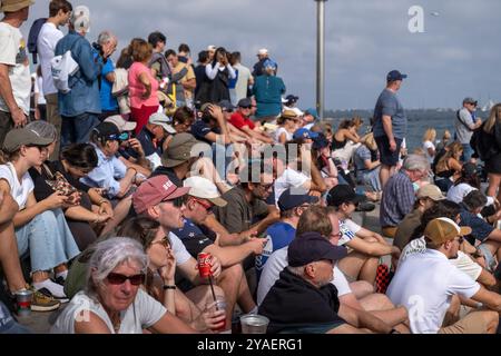 Barcelona, Spanien. Oktober 2024. Eine große Gruppe von Menschen folgt den Segelrennen vom Strand aus. Der zweite Tag des America's Cup Finales fand heute in Barcelona statt. Die Fans der beiden Teams Emirates und Ineos konnten das Rennen von den Stränden und Bars von Barceloneta aus verfolgen. (Foto: Paco Freire/SOPA Images/SIPA USA) Credit: SIPA USA/Alamy Live News Stockfoto