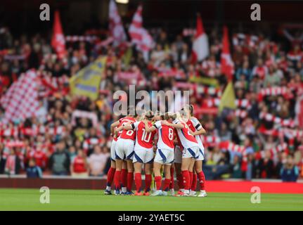 Arsenal huddle vor dem Spiel der Barclays FA Women's Super League zwischen Arsenal und Chelsea im Emirates Stadium, London am Samstag, den 12. Oktober 2024. (Foto: Jade Cahalan | MI News) Credit: MI News & Sport /Alamy Live News Stockfoto