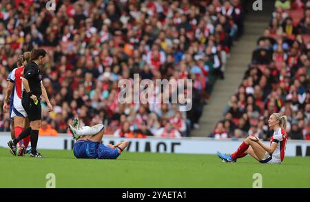 Arsenals Leah Williamson erhält eine gelbe Karte während des Spiels der Barclays FA Women's Super League zwischen Arsenal und Chelsea im Emirates Stadium, London am Samstag, den 12. Oktober 2024. (Foto: Jade Cahalan | MI News) Credit: MI News & Sport /Alamy Live News Stockfoto