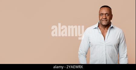 Porträt von selbstbewussten reifen afroamerikanischen Mann Stockfoto