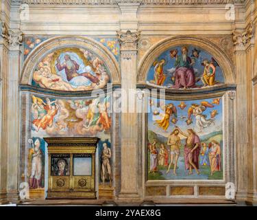 Das Sakello im Oratorium della Nunziatella in Foligno, Umbrien, Italien, zeigt rechts die Taufe Christi von Perugino (1497–1507) und T Stockfoto