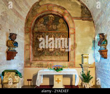 Dieser Seitenaltar befindet sich in der Basilika di Santa Maria Infraportas, einer der ältesten Kirchen in Foligno, Umbrien, Italien. Stockfoto