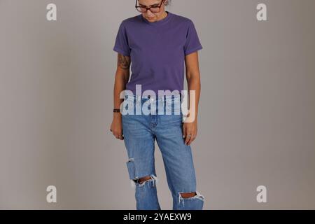 Model trägt ein T-Shirt in bequemen Farben für Mockups und Flatlays gildan Stockfoto