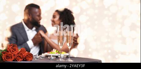 Das afroamerikanische Paar kuschelt gern im Restaurant Stockfoto