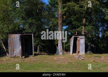 Lagergebäude auf einem verlassenen Baumwollgin-Standort. Stockfoto