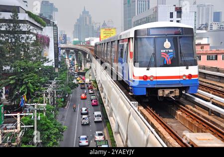 Bangkok, Thailand - 01. Dezember 2012: Der BTS Skytrain (auch bekannt als Bankok Mass Transit System) feiert dreizehn Jahre in Betrieb. IT-carr Stockfoto