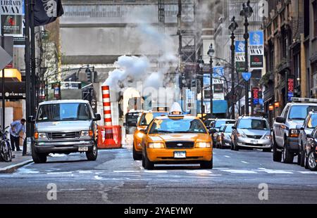 New York, USA - 5. April 2008: Frühmorgens auf der East 41st Street, im Frühjahr Manhattan. Stockfoto