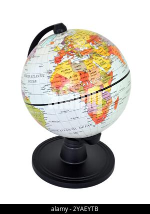 Isolierte Weltkugel mit schwarzem Ständer auf weißem Hintergrund. Schwerpunkt auf Europa und Nordafrika. Stockfoto