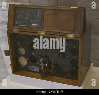 Morse-Funksender, 1930. Holz, Bakelit und Metall. Armeemuseum. Toledo, Spanien. Stockfoto