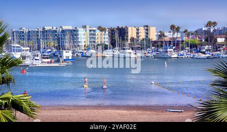 Los Angeles, USA - 14. Juli 2013: Paddel-Boarder üben in Marina Del Rey, Los Angeles, USA. Stockfoto