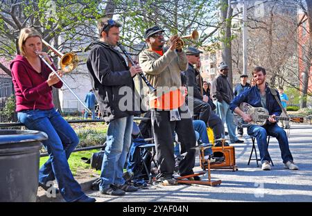 New York, USA - 9. April 2008: Traditionelle Jazz-Band spielt dixieland-Musik für die Mittagsmenschen am Washington Square, Greenwich Villag Stockfoto