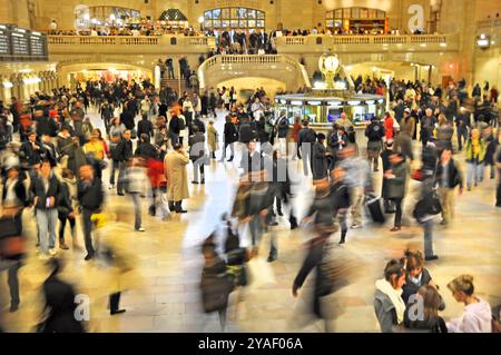 New York, Amerika - 07. April 2008; Pendler stürmen auf der geschäftigen Halle des Grand Central Terminals in New York, USA, nach Hause. Stockfoto