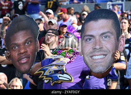 Baltimore, Usa. Oktober 2024. Ein Baltimore Ravens Fan jubelt gegen die Washington Commanders während der zweiten Halbzeit im M&T Bank Stadium in Baltimore, Maryland, am Sonntag, den 13. Oktober 2024. Baltimore gewann mit 30:23. Foto: David Tulis/UPI Credit: UPI/Alamy Live News Stockfoto