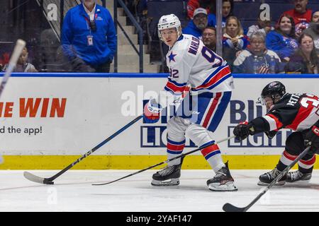 Rochester, New York, USA. Oktober 2024. Der Rochester-Amerikaner-Stürmer Anton Wahlberg (92) läuft in einem Spiel gegen die Belleville Senators. Die Rochester Americans veranstalteten die Belleville Senators in einem Spiel der American Hockey League in der Blue Cross Arena in Rochester, New York. (Jonathan Tenca/CSM). Quelle: csm/Alamy Live News Stockfoto