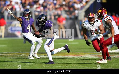 Baltimore, Usa. Oktober 2024. Baltimore Ravens Wide Receiver Rashod Bateman (7) tritt gegen die Washington Commanders an, als der Wide Receiver Zay Flowers (4) am Sonntag, den 13. Oktober 2024, im M&T Bank Stadium in Baltimore, Maryland, einen ersten Rückschlag signalisiert. Baltimore gewann mit 30:23. Foto: David Tulis/UPI Credit: UPI/Alamy Live News Stockfoto