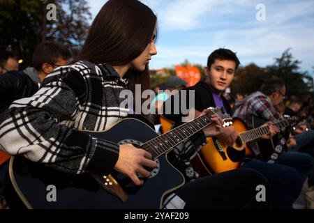 Sofia, Bulgarien. Oktober 2024. Am 13. Oktober 2024 spielen Gitarristen in Sofia, Bulgarien, das Lied „Eid“, in Erinnerung an den legendären Rockmusiker Kiril Marichkov, der vor zwei Tagen bei einem Unfall stirbt. „Oath“ gehört zu den bekanntesten und beliebtesten Liedern der Rockband „Shturcite“ (die Grillen), die von Kiril Marichkov verfasst wurde. (Foto: Hristo Vladev/NurPhoto)0 Credit: NurPhoto SRL/Alamy Live News Stockfoto