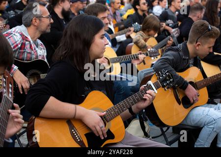 Sofia, Bulgarien. Oktober 2024. Am 13. Oktober 2024 spielen Gitarristen in Sofia, Bulgarien, das Lied „Eid“, in Erinnerung an den legendären Rockmusiker Kiril Marichkov, der vor zwei Tagen bei einem Unfall stirbt. „Oath“ gehört zu den bekanntesten und beliebtesten Liedern der Rockband „Shturcite“ (die Grillen), die von Kiril Marichkov verfasst wurde. (Foto: Hristo Vladev/NurPhoto)0 Credit: NurPhoto SRL/Alamy Live News Stockfoto