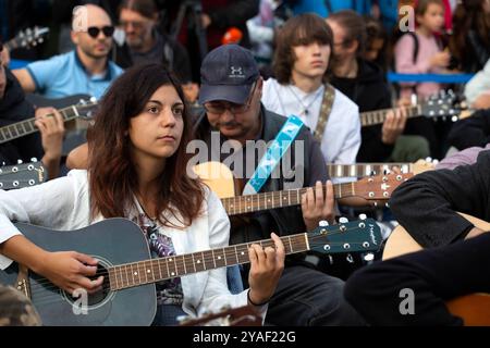 Sofia, Bulgarien. Oktober 2024. Am 13. Oktober 2024 spielen Gitarristen in Sofia, Bulgarien, das Lied „Eid“, in Erinnerung an den legendären Rockmusiker Kiril Marichkov, der vor zwei Tagen bei einem Unfall stirbt. „Oath“ gehört zu den bekanntesten und beliebtesten Liedern der Rockband „Shturcite“ (die Grillen), die von Kiril Marichkov verfasst wurde. (Foto: Hristo Vladev/NurPhoto)0 Credit: NurPhoto SRL/Alamy Live News Stockfoto