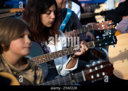 Sofia, Bulgarien. Oktober 2024. Am 13. Oktober 2024 spielen Gitarristen in Sofia, Bulgarien, das Lied „Eid“, in Erinnerung an den legendären Rockmusiker Kiril Marichkov, der vor zwei Tagen bei einem Unfall stirbt. „Oath“ gehört zu den bekanntesten und beliebtesten Liedern der Rockband „Shturcite“ (die Grillen), die von Kiril Marichkov verfasst wurde. (Foto: Hristo Vladev/NurPhoto)0 Credit: NurPhoto SRL/Alamy Live News Stockfoto